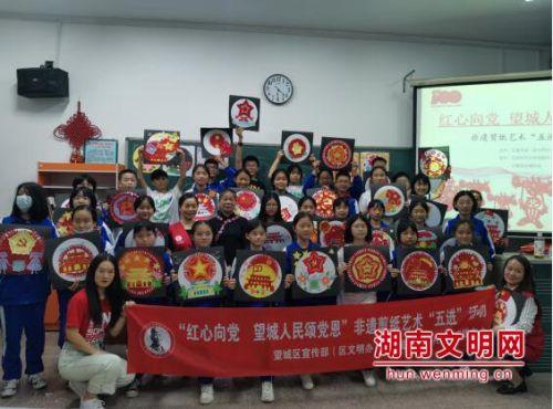 度假的时尚女孩